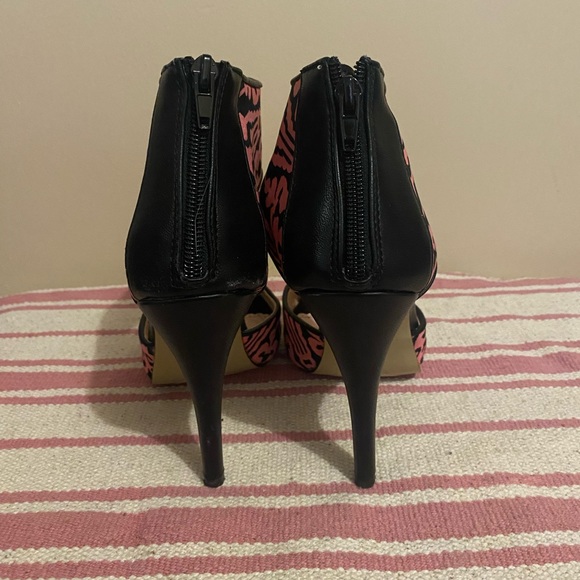 Floral Pink & Black Pumps 🖤💖 - Picture 4 of 4